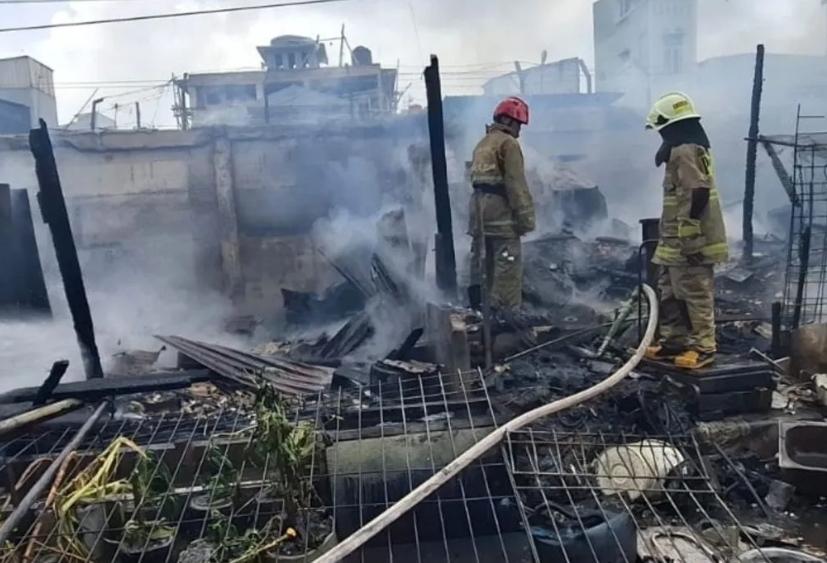  Korsleting Listrik Diduga Picu Kebakaran Tujuh Lapak Rongsok di Pademangan