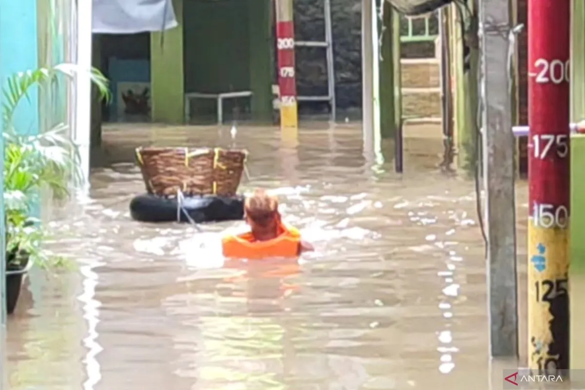  Banjir Kiriman Ciliwung Rendam Kebon Pala Jatinegara hingga 130 Cm