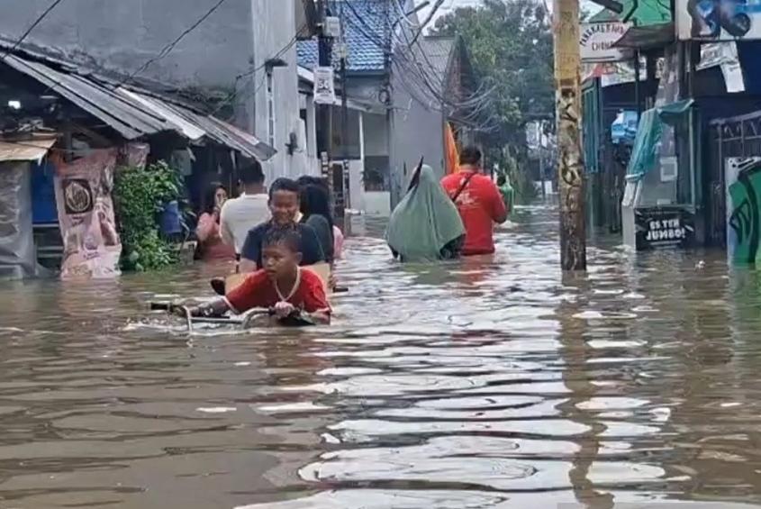  Hujan Intensitas Tinggi Picu Banjir di Tiga Provinsi, BNPB Imbau Warga Waspada